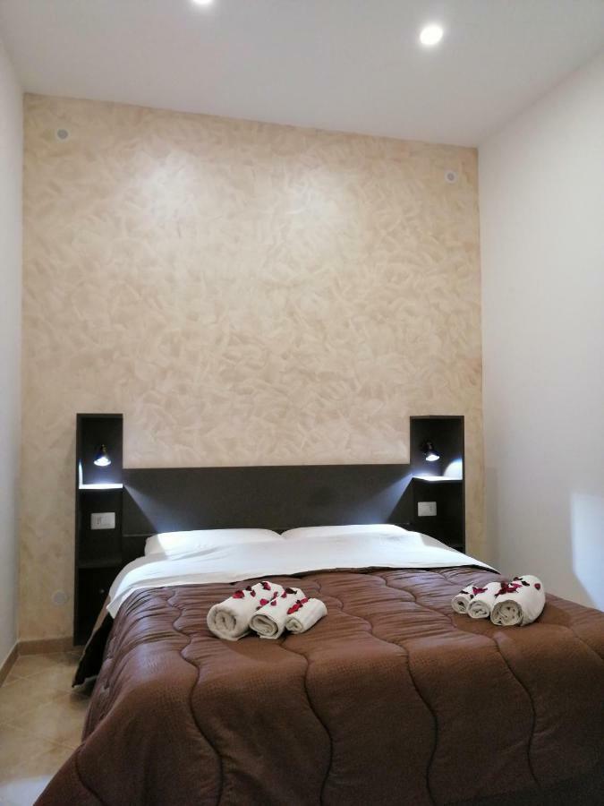 Ad Un Passo Dal Duomo "2" Apartment Naples Luaran gambar