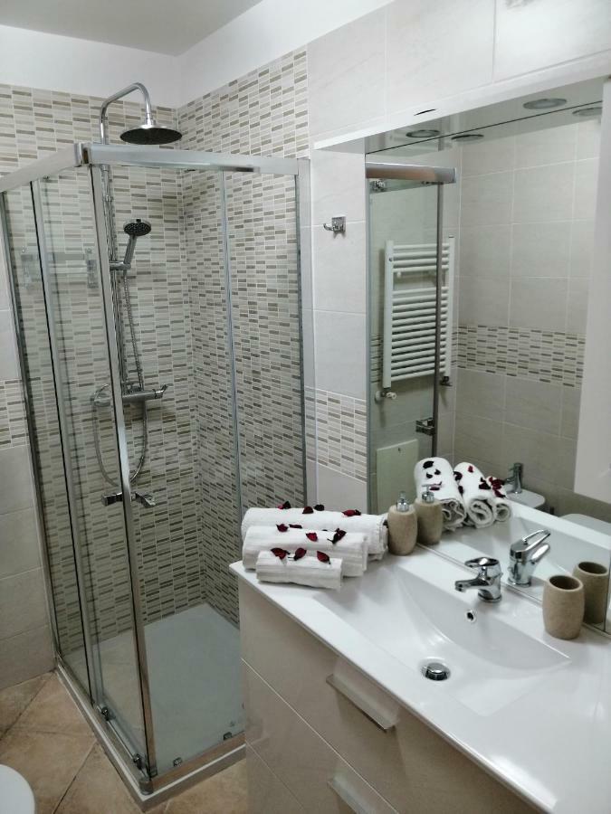 Ad Un Passo Dal Duomo "2" Apartment Naples Luaran gambar