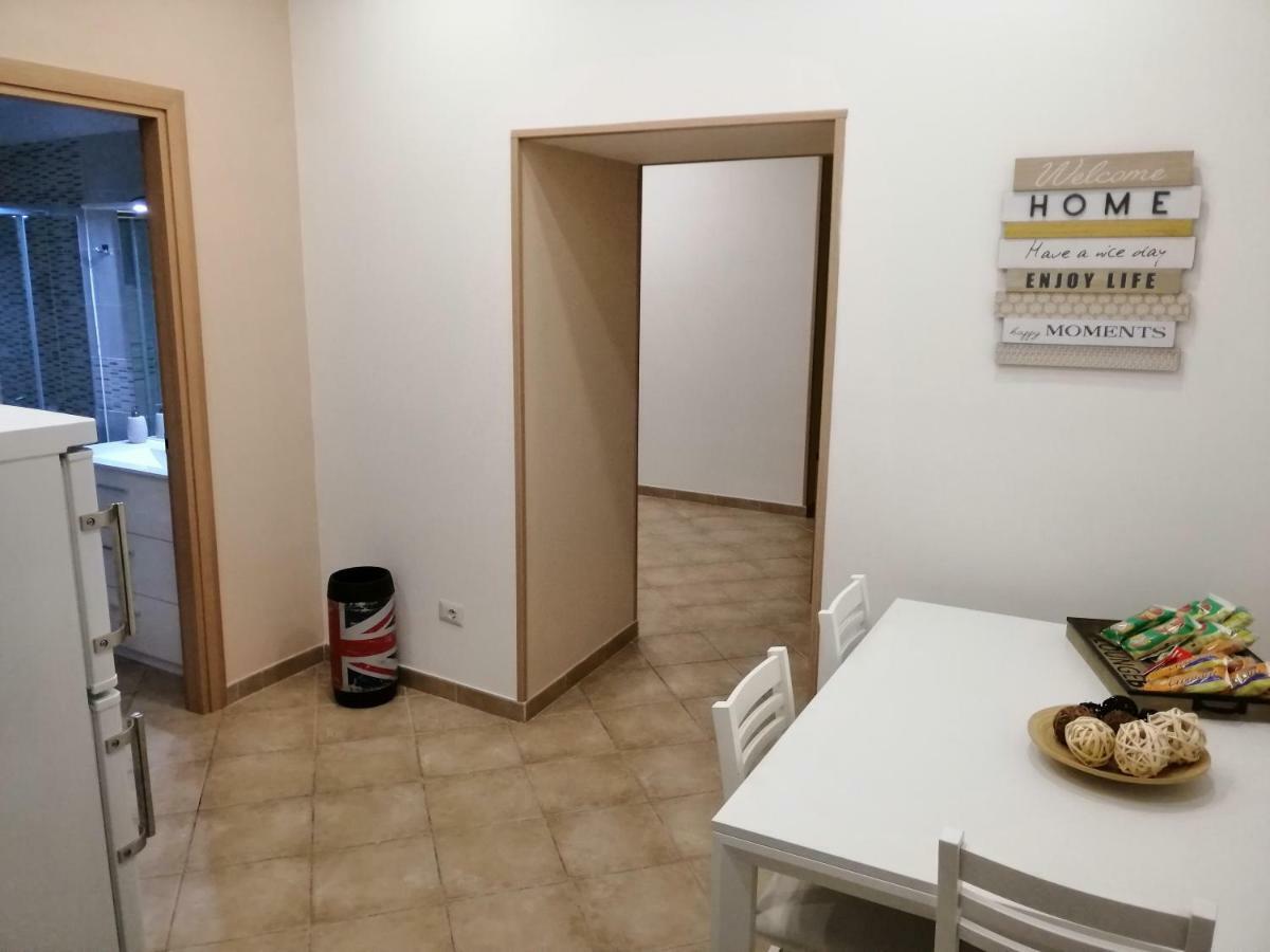 Ad Un Passo Dal Duomo "2" Apartment Naples Luaran gambar