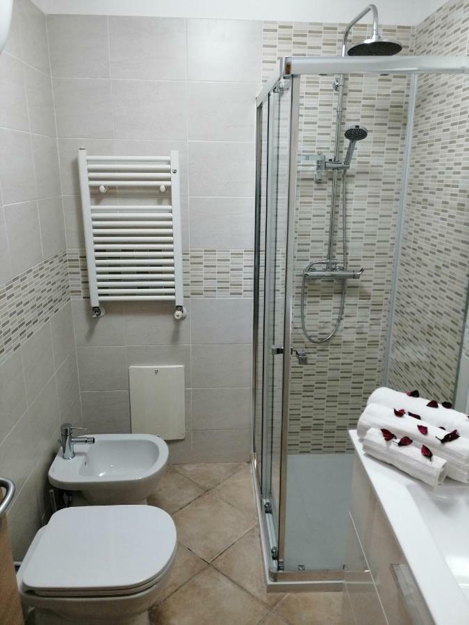 Ad Un Passo Dal Duomo "2" Apartment Naples Luaran gambar